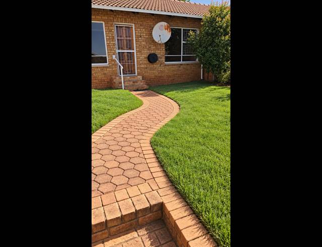 2 BEDROOM TOWNHOUSE FOR SALE IN NOORDHEUWEL